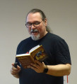Holden_Rose_olvas.jpg