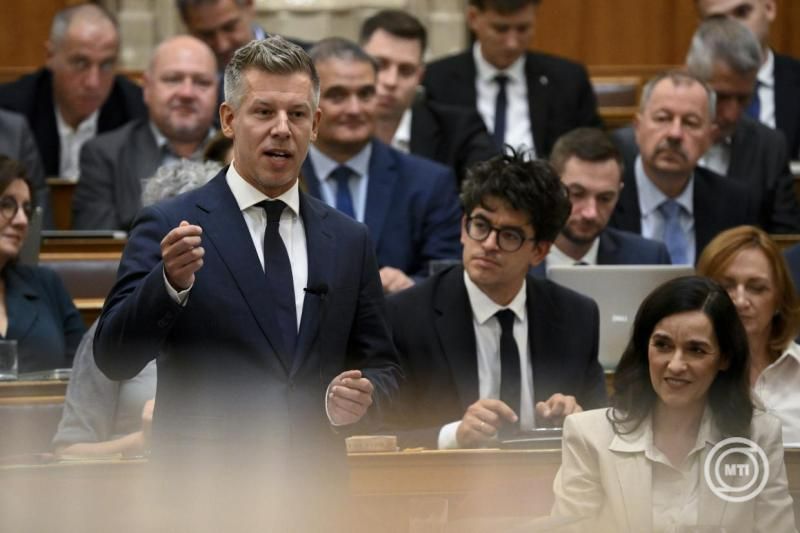 Ülésezik a parlament