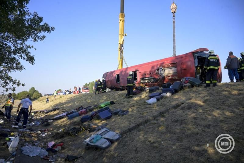 Tizennyolc lengyel sérült már hazaszállítható az M3-as autópályán vasárnap történt buszbaleset után