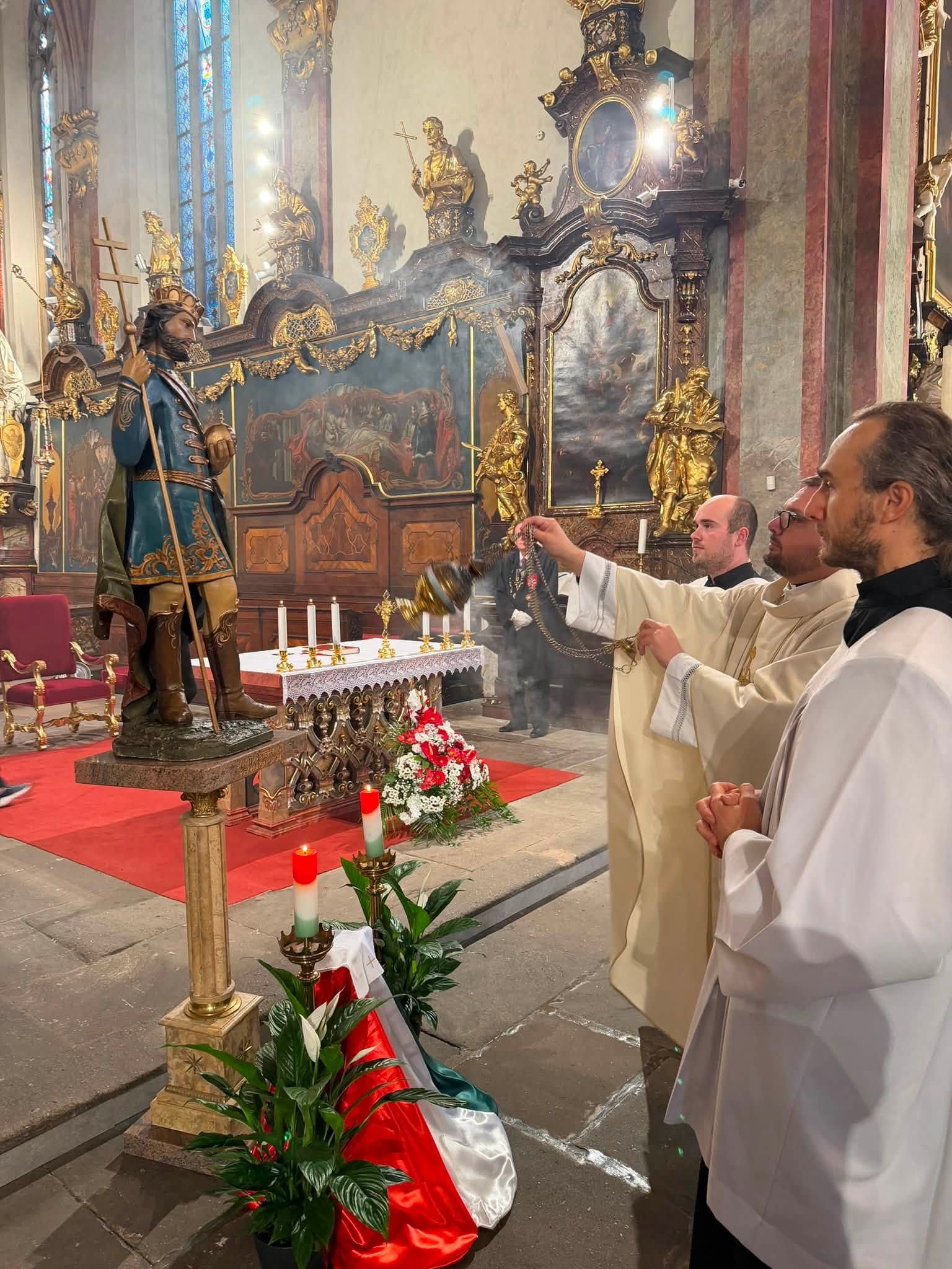 Szent Istvánhoz kötődő ereklyéket kaptak a prágai katolikusok