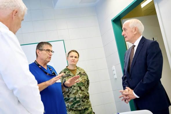 Baka András köztársasági elnök meglátogatta a hétfőn balesetet szenvedett Gripen-pilótát.