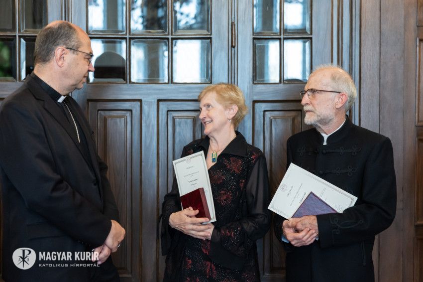 Pro Cultura Christiana díjat kapott Kovács Erzsébet és Zoltán Győző iparművész házaspár