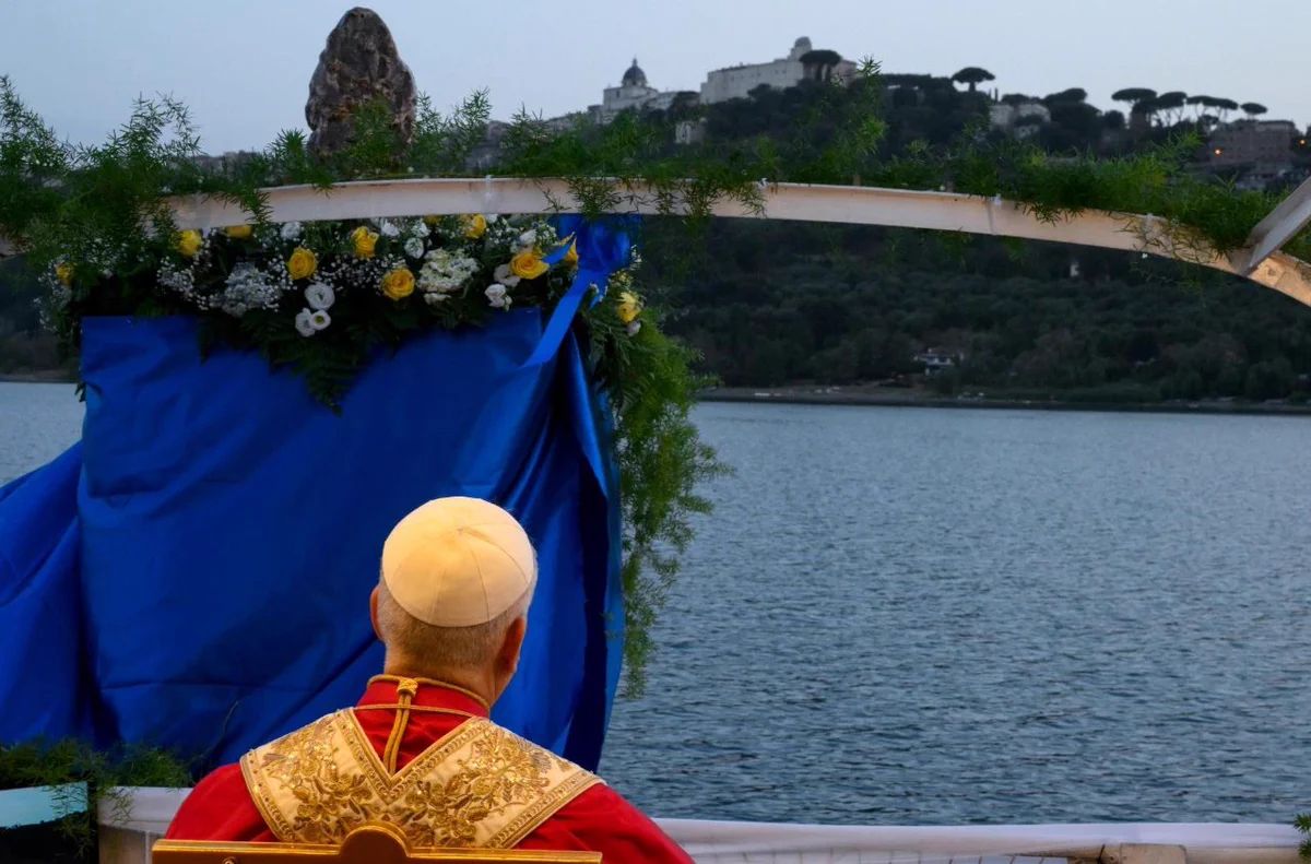A békéért és a családokért imádkozott szombat este Leó pápa