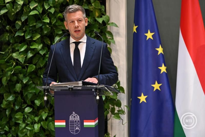 Magyar Péter: a kormány december végéig meghosszabbítja a tömeges bevándorlás okozta válsághelyzetet