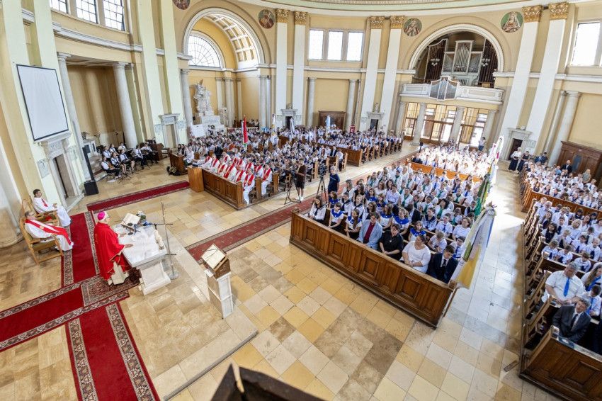 Spányi Antal megyéspüspök koncelebrált szentmisét mutatott be a tanév indításaként