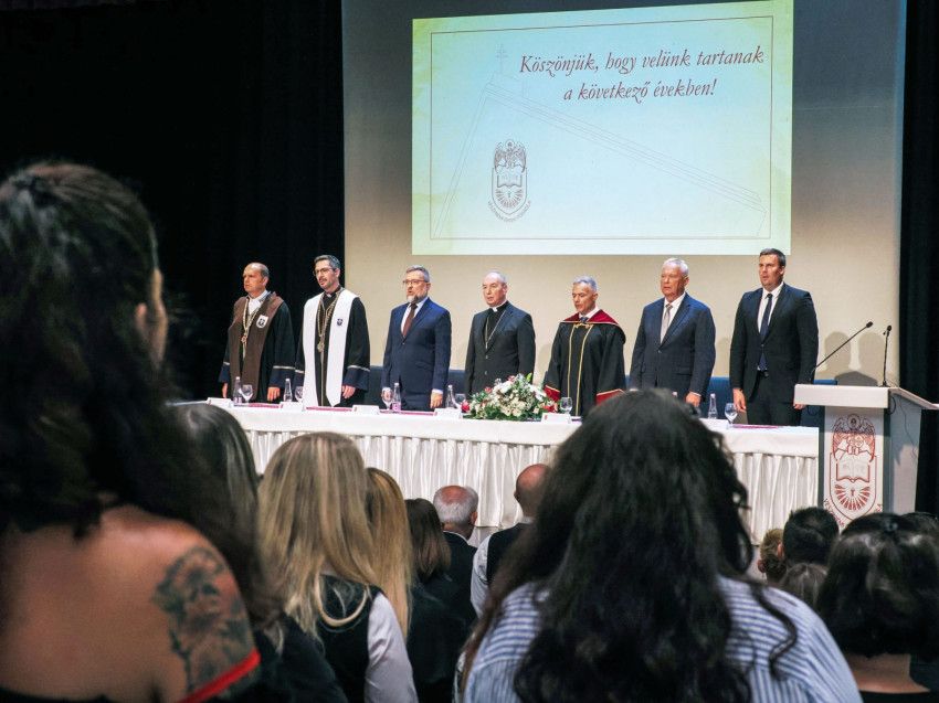 Hitre, tudásra, szolgálatra építve – Veni Sancte és tanévnyitó ünnepség a Veszprémi Érseki Főiskolán