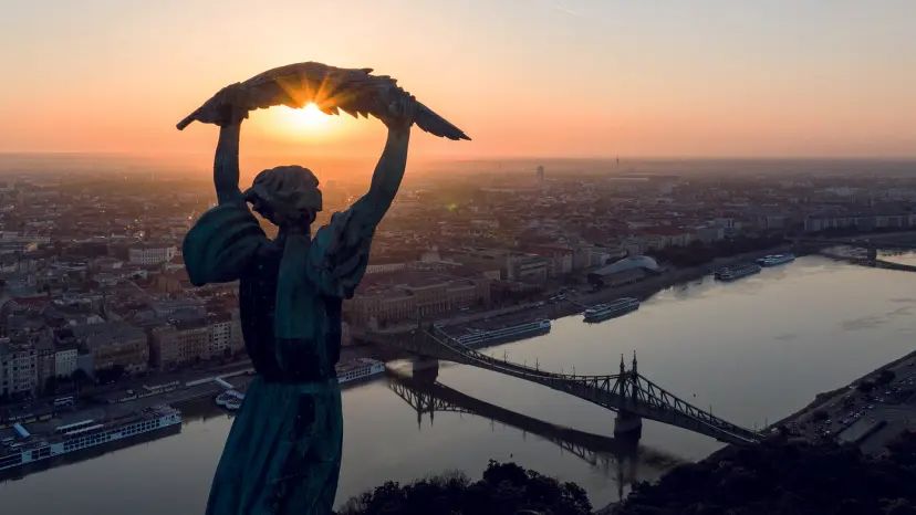 A hétvégén mossák az Erzsébet hidat