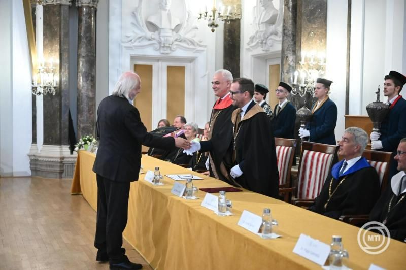 Az ELTE díszdoktorává avatták Krasznahorkai Lászlót