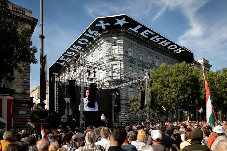Tüntetést tartottak az ideiglenesen bezárt Terror Háza Múzeumnál