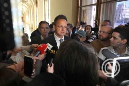 Fidesz szerint nem jelent nemzetbiztonsági kockázatot Szijjártó Péter BYD-s munkavállalása.