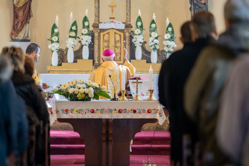 Két felújított templomot áldott meg Varga László püspök